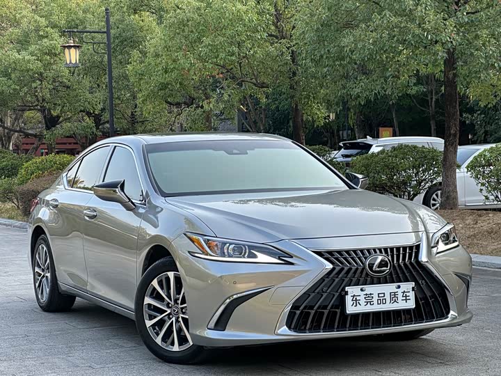 Фото 3 - Lexus ES