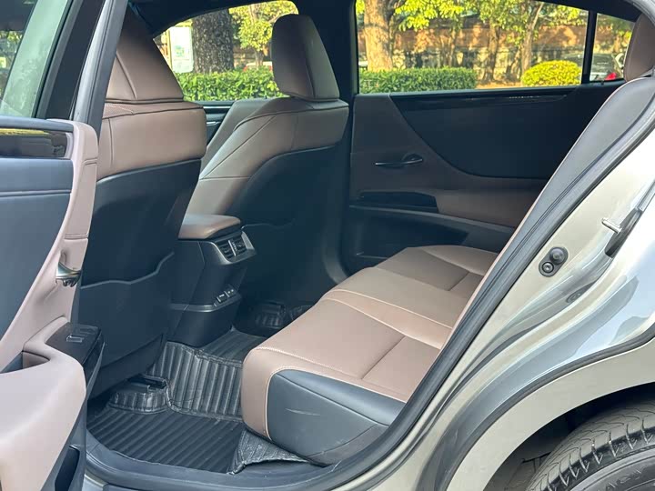 Фото 6 - Lexus ES