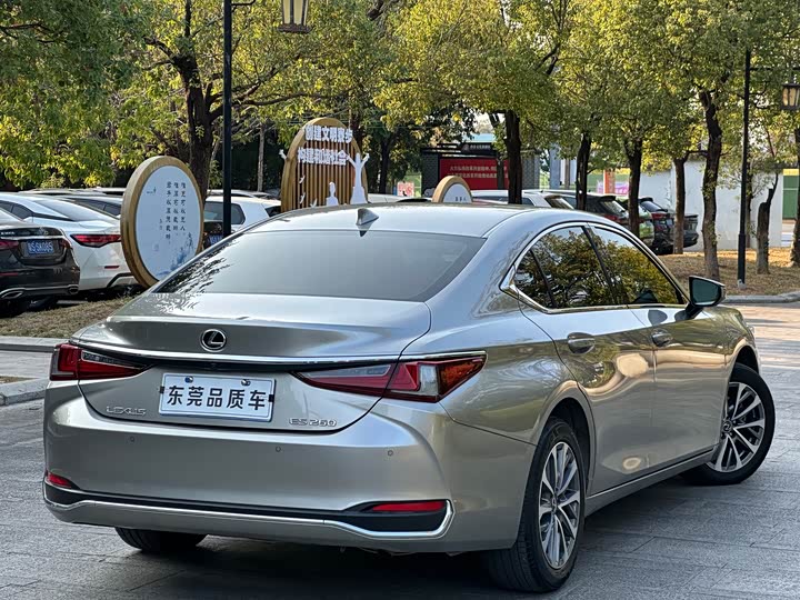 Фото 7 - Lexus ES