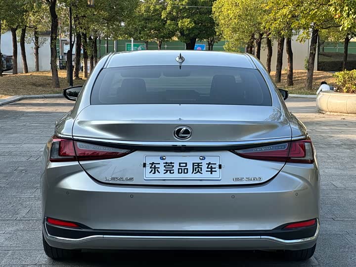 Фото 8 - Lexus ES