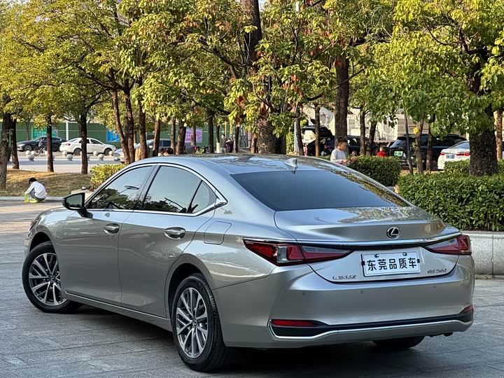Фото 9 - Lexus ES