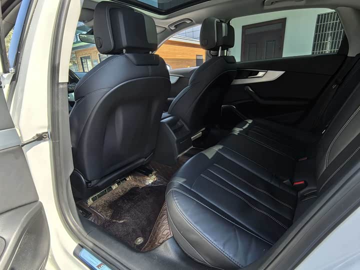 Фото 7 - Audi A4L