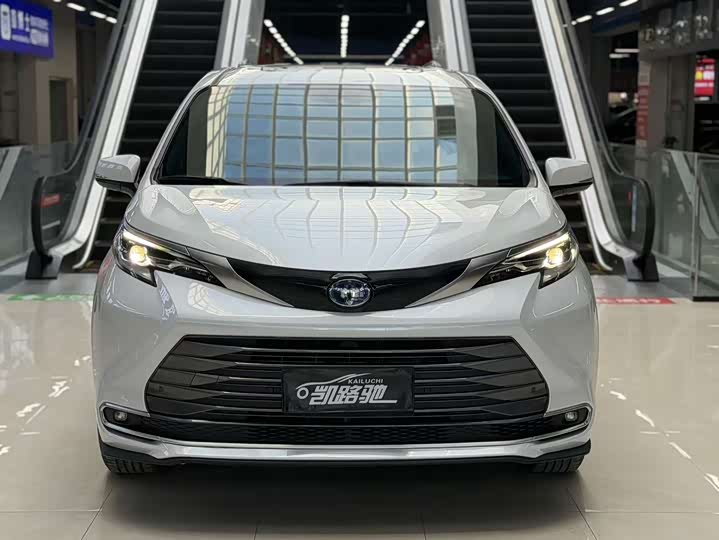 Фото 2 - Toyota Sienna