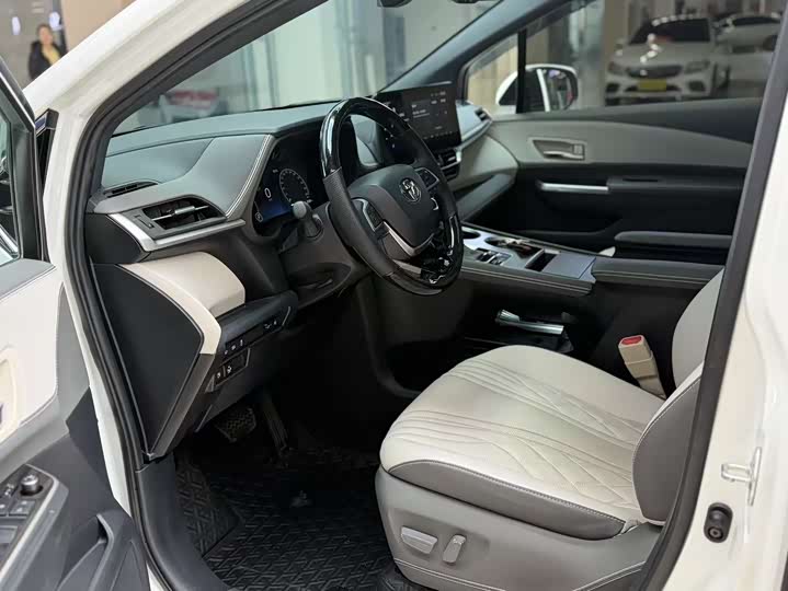 Фото 4 - Toyota Sienna