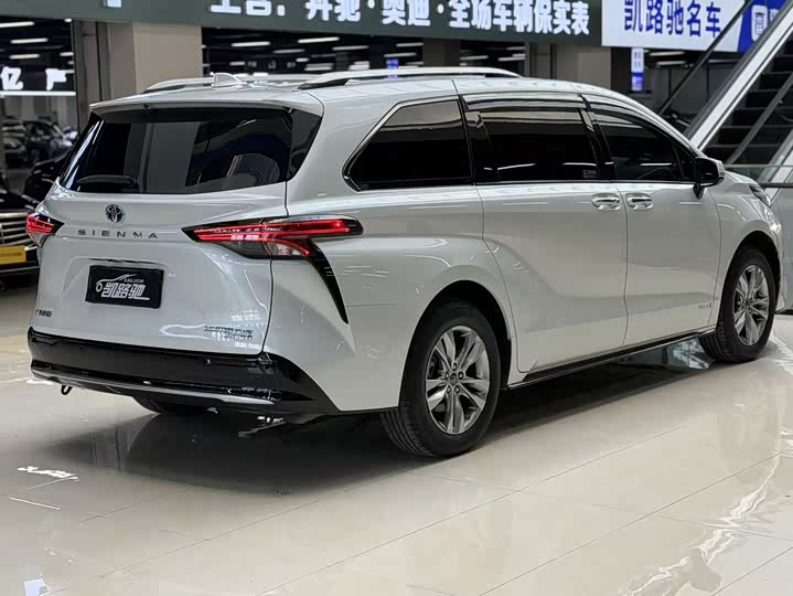 Фото 7 - Toyota Sienna