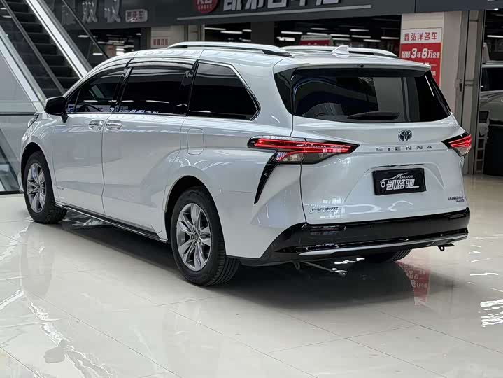 Фото 8 - Toyota Sienna