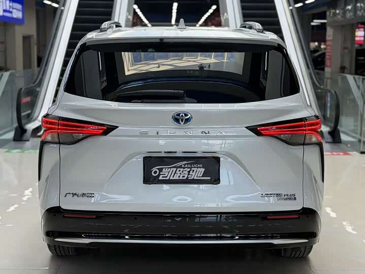 Фото 9 - Toyota Sienna