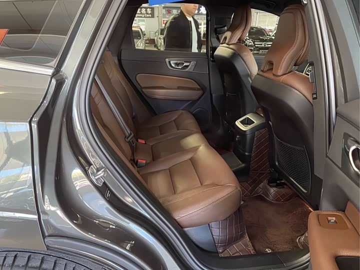 Фото 9 - Volvo XC60 Hybrid