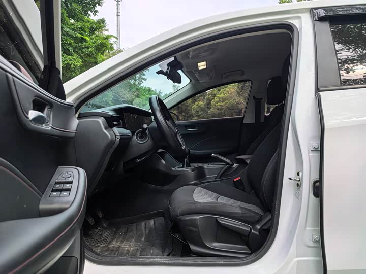 Фото 5 - Roewe i5