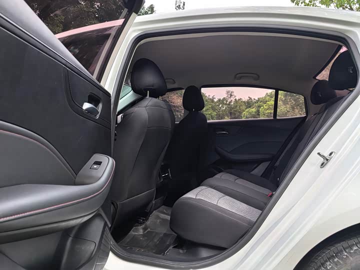 Фото 7 - Roewe i5