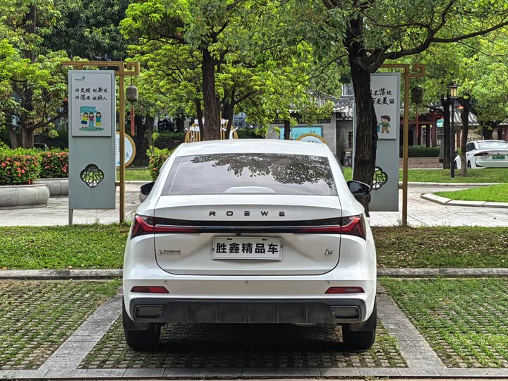 Фото 9 - Roewe i5