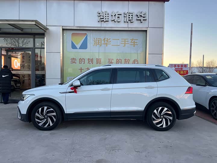 Фото 2 - Volkswagen Tiguan L Pro