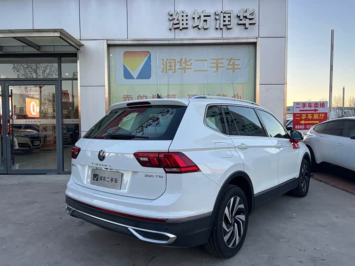 Фото 3 - Volkswagen Tiguan L Pro