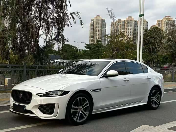 Фото 1 - Jaguar XE L