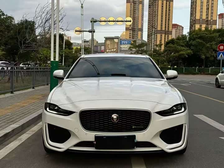 Фото 2 - Jaguar XE L