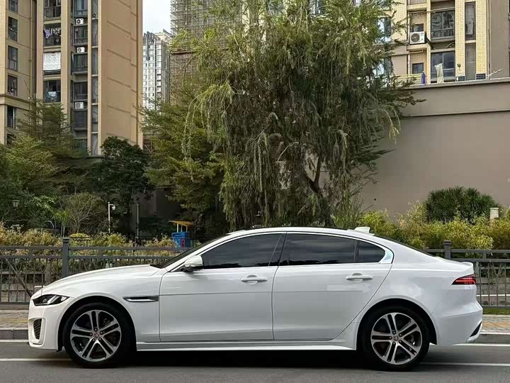 Фото 3 - Jaguar XE L