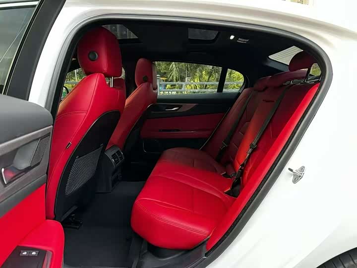 Фото 8 - Jaguar XE L