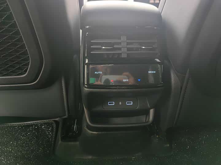 Фото 8 - Geely Monjaro