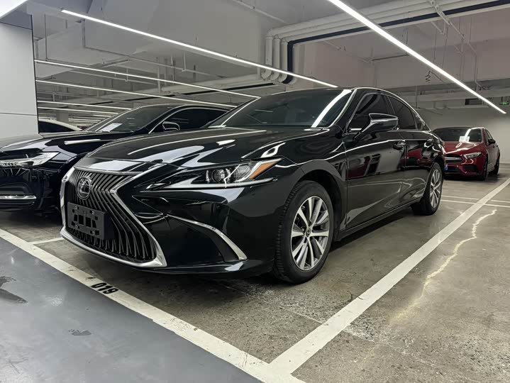 Фото 1 - Lexus ES