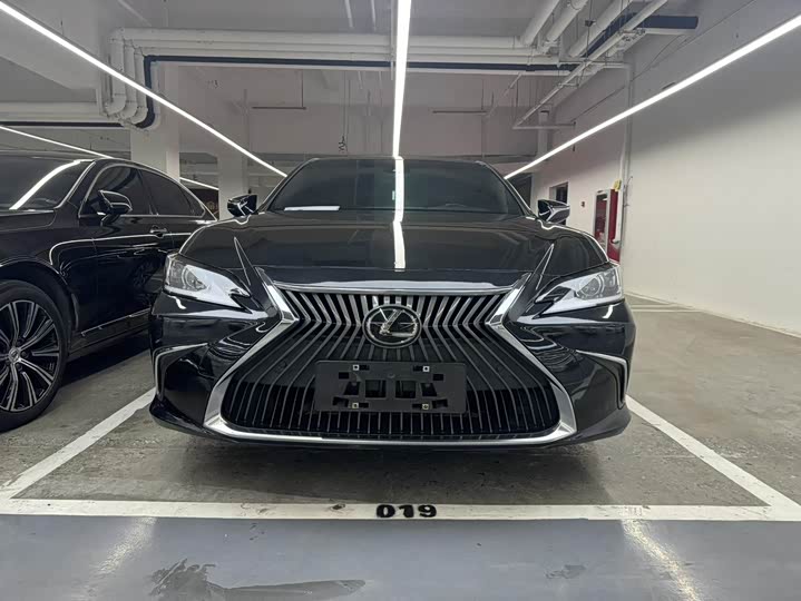 Фото 2 - Lexus ES