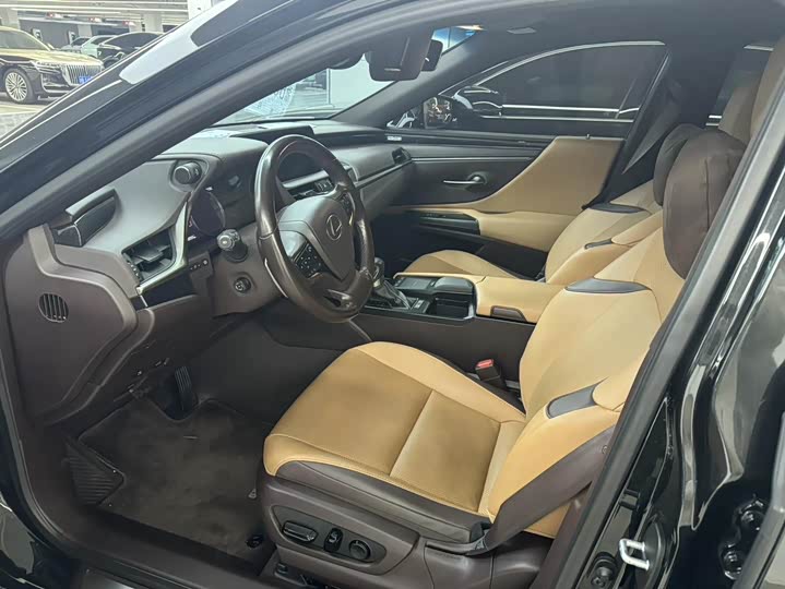 Фото 4 - Lexus ES