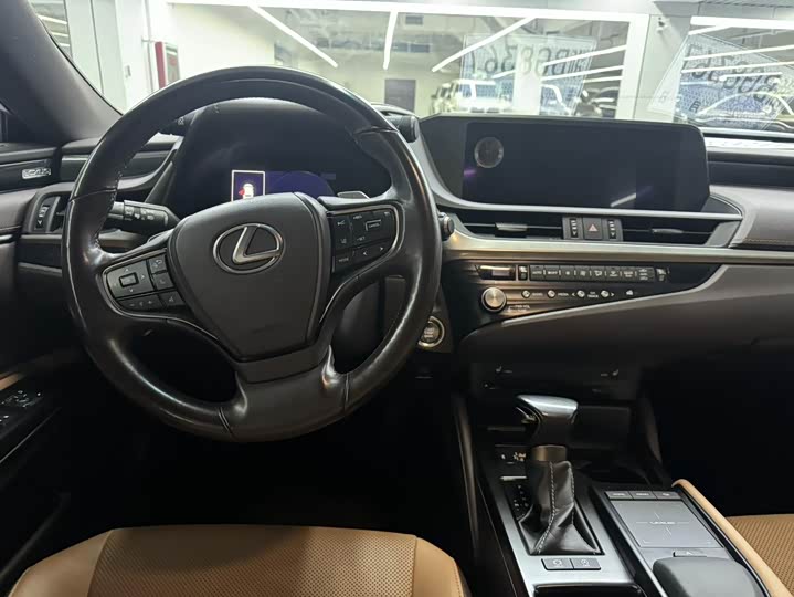 Фото 6 - Lexus ES