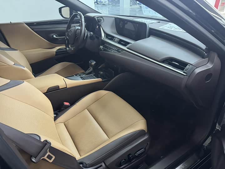 Фото 7 - Lexus ES