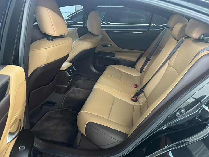 Фото 8 - Lexus ES