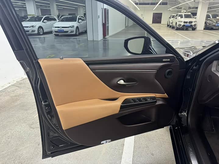 Фото 9 - Lexus ES