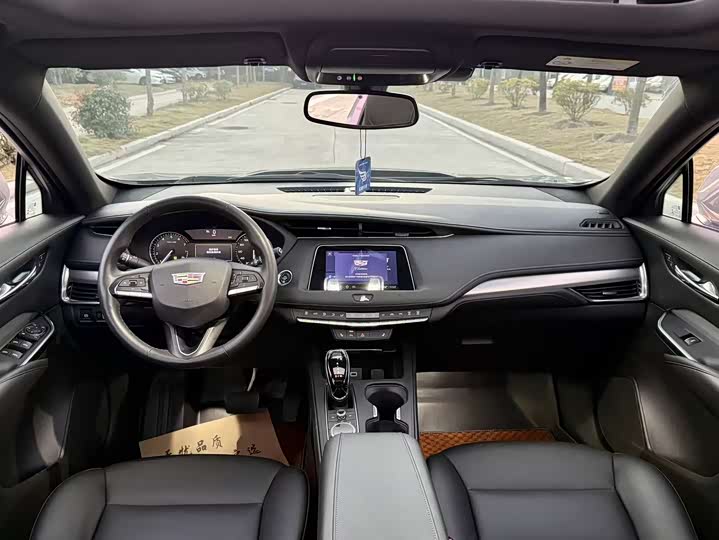 Фото 8 - Cadillac XT4