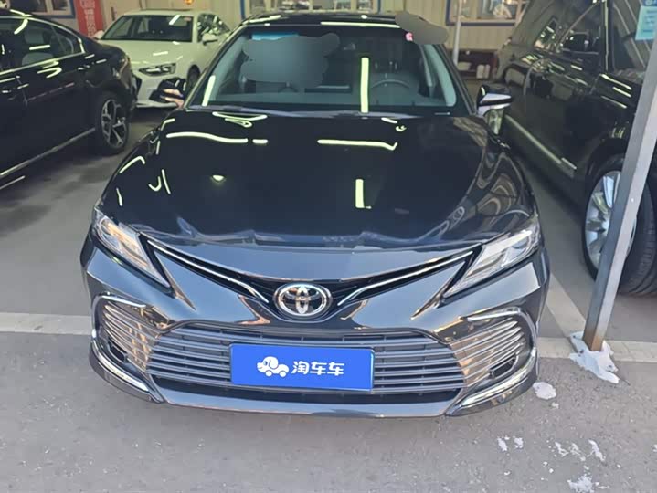 Фото 2 - Toyota Camry
