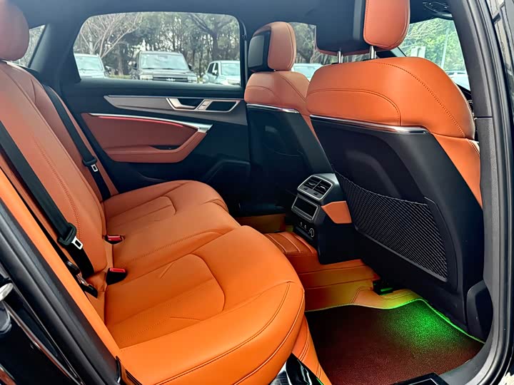 Фото 9 - Audi A6L