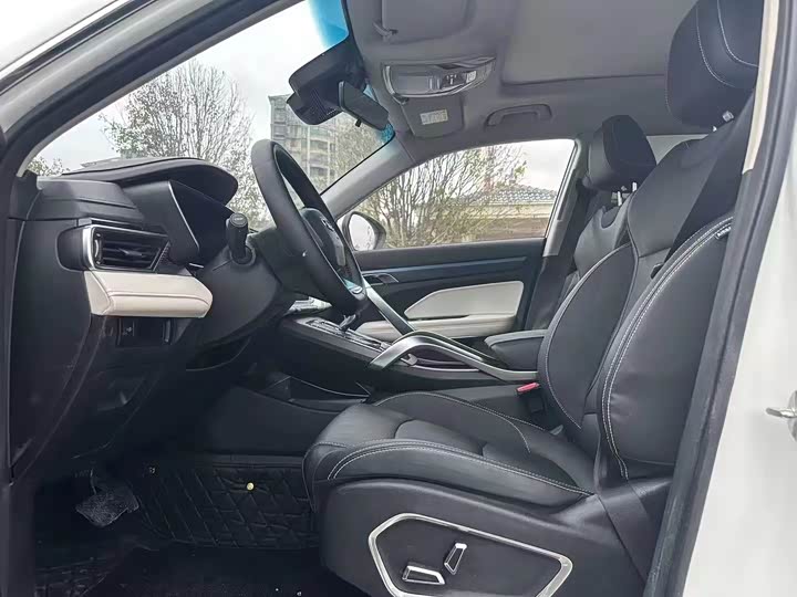 Фото 7 - Geely Atlas