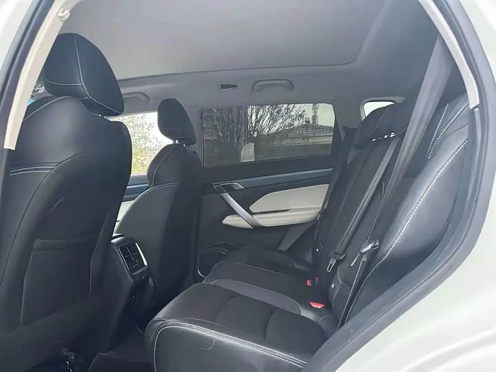 Фото 8 - Geely Atlas