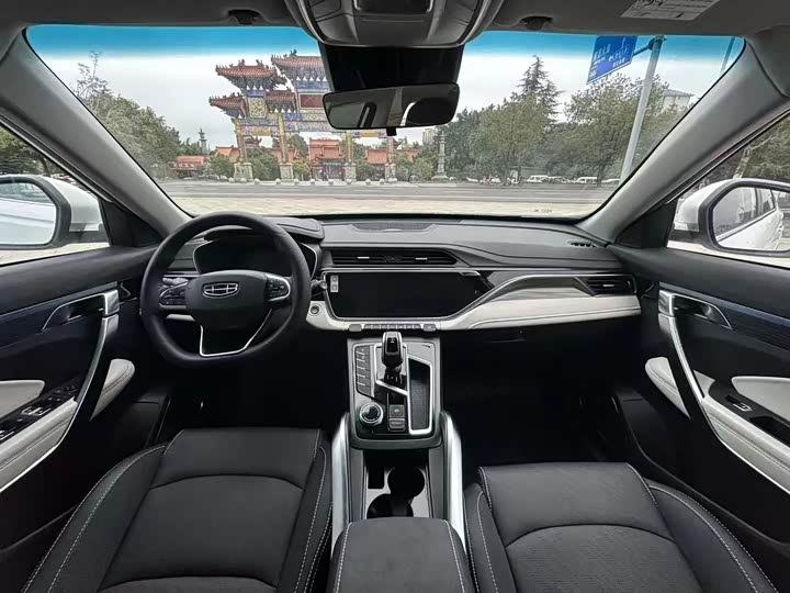 Фото 9 - Geely Atlas