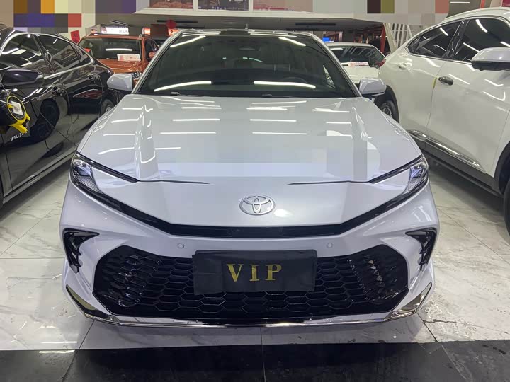 Фото 2 - Toyota Camry