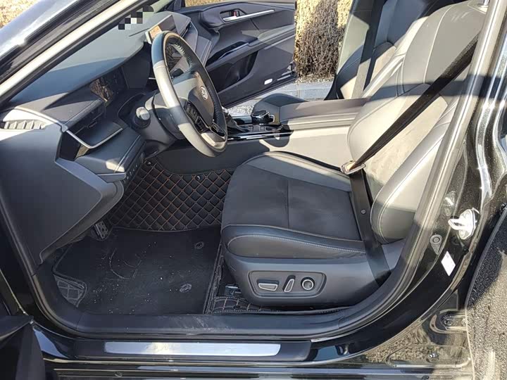 Фото 8 - Toyota Camry