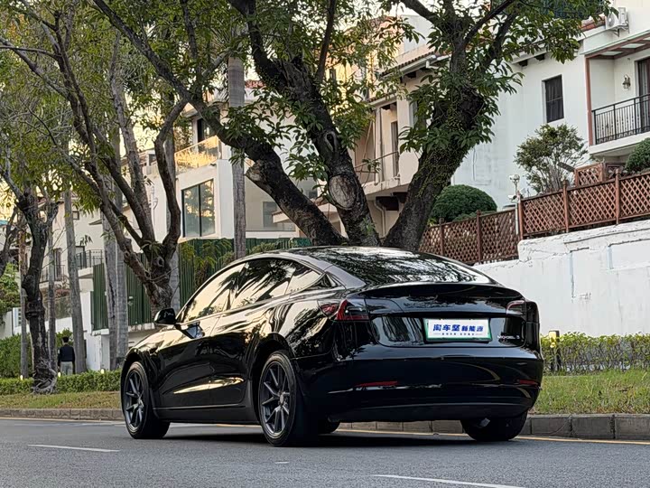 Фото 4 - Tesla Model 3