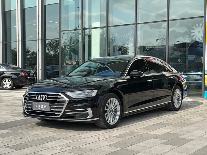 Фото 1 - Audi A8