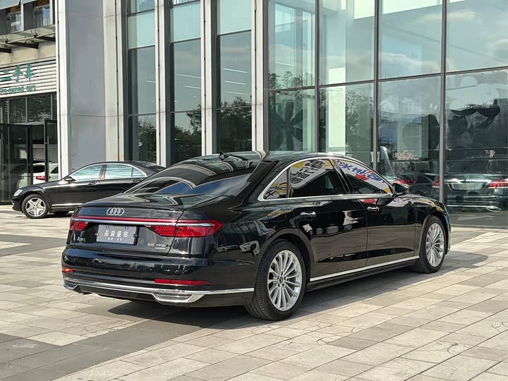 Фото 4 - Audi A8