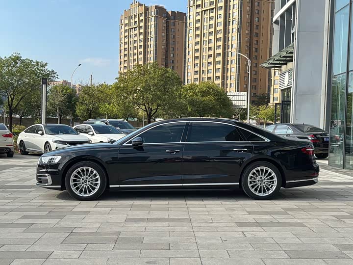 Фото 7 - Audi A8