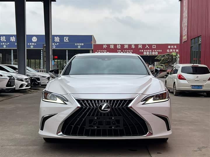 Фото 2 - Lexus ES