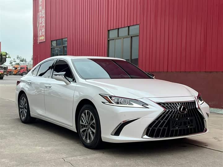 Фото 3 - Lexus ES