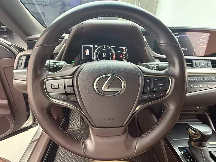 Фото 5 - Lexus ES