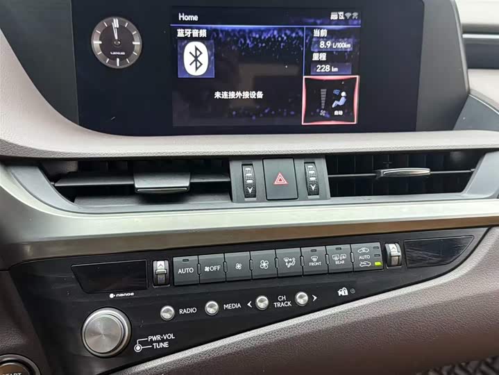 Фото 7 - Lexus ES