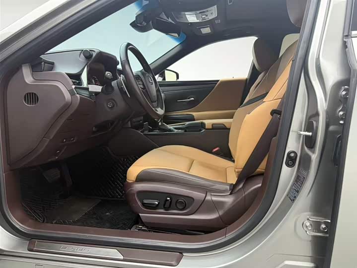 Фото 8 - Lexus ES