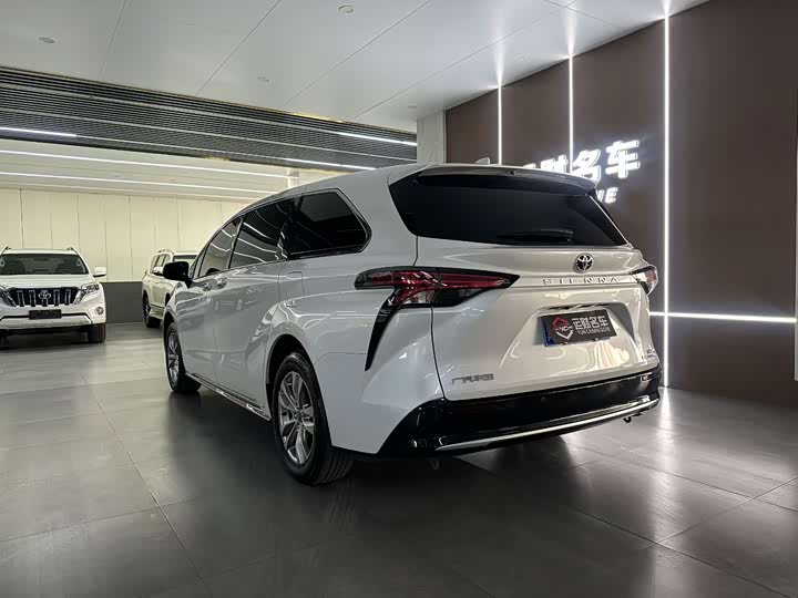 Фото 7 - Toyota Sienna