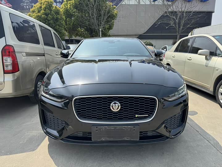 Фото 2 - Jaguar XE L