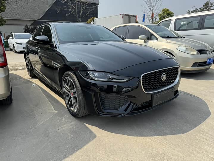 Фото 3 - Jaguar XE L