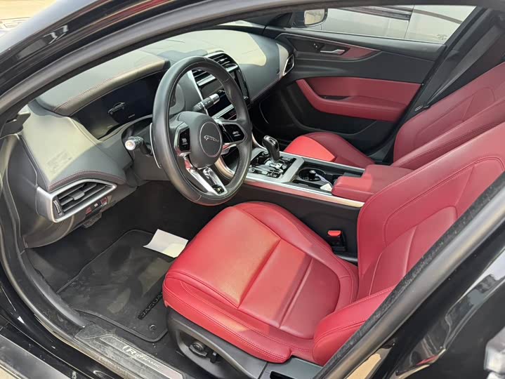 Фото 4 - Jaguar XE L